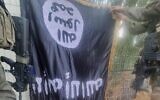 Photo non datée du drapeau de l'État islamique trouvé sur un terroriste tué lors de l'attaque du kibboutz Sufa, le 7 octobre 2023. (Crédit : Armée israélienne)