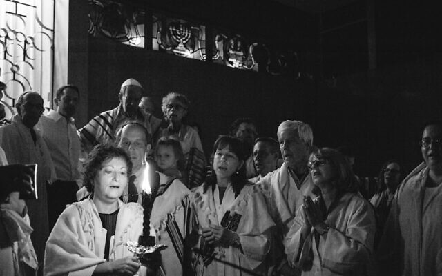 Un service de Neilah, la Neilah faisait partie de l'ancienne liturgie des jours de jeûne communautaire appelés en période de détresse en 2017. (Crédit : Anna Carson-DeWitt/JTA) Un service de Neilah, la Neilah faisait partie de l'ancienne liturgie des jours de jeûne communautaire appelés en période de détresse en 2017. (Crédit : Anna Carson-DeWitt/JTA)