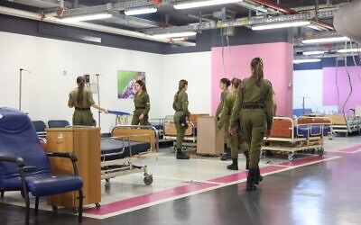 Illustration : Des secouristes aident à préparer l'hôpital d'urgence souterrain fortifié Sammy Ofer au centre médical Rambam à Haïfa suite au déclenchement de la guerre, le 11 octobre 2023. (Crédit : Rambam)