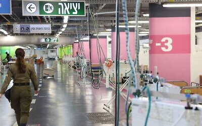 Un secouriste aide à préparer l'hôpital d'urgence souterrain fortifié Sammy Ofer au centre médical Rambam à Haïfa suite au déclenchement de la guerre, le 11 octobre 2023. (Crédit : Rambam)