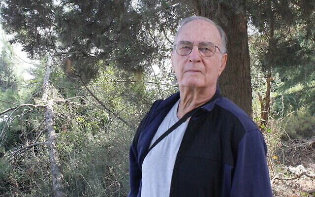 Glen Eilon, un résident du moshav Netiv Ha'asara et un survivant de l'attaque meurtrière du Hamas sur le sud d'Israël, parle à Maale HaHamisha près de Jérusalem le 12 octobre 2023. (Crédit : Jeremy Sharon/Times of Israel) Glen Eilon, un résident du moshav Netiv Ha'asara et un survivant de l'attaque meurtrière du Hamas sur le sud d'Israël, parle à Maale HaHamisha près de Jérusalem le 12 octobre 2023. (Crédit : Jeremy Sharon/Times of Israel)