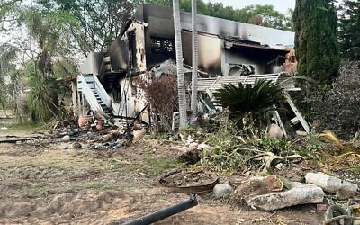 Une maison où quarante civils israéliens ont été pris en otage dans le kibboutz Beeri, le 11 octobre 2023. (Crédit : Lazar Berman/The Times of Israel)