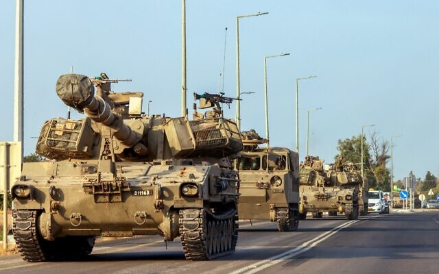 Un obusier automoteur israélien sur une route principale près de la ville de Sderot, dans le sud d'Israël, le 8 octobre 2023. (Crédit : Yossi Zamir/Flash90)