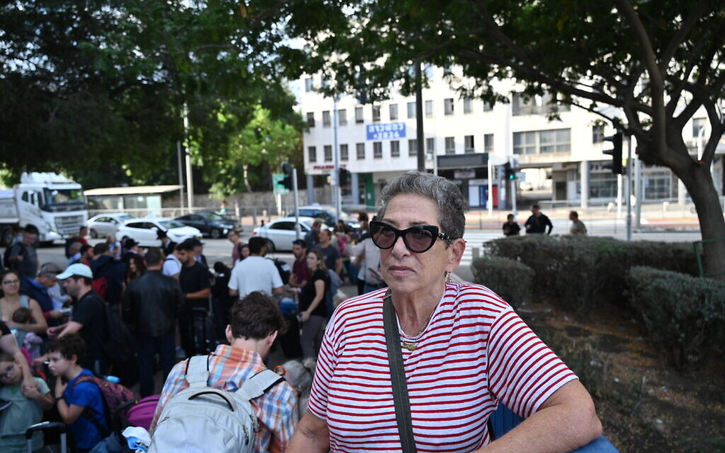 Barbara Zwillick attend de monter à bord d'un navire d'évacuation organisé par l'ambassade des États-Unis depuis Haïfa, en Israël, le 16 octobre 2023. (Crédit : Canaan Lidor/Times of Israel) Barbara Zwillick attend de monter à bord d'un navire d'évacuation organisé par l'ambassade des États-Unis depuis Haïfa, en Israël, le 16 octobre 2023. (Crédit : Canaan Lidor/Times of Israel)