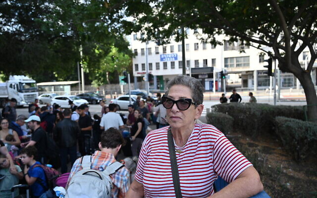 Barbara Zwillick attend de monter à bord d'un navire d'évacuation organisé par l'ambassade des États-Unis depuis Haïfa, en Israël, le 16 octobre 2023. (Crédit : Canaan Lidor/Times of Israel)