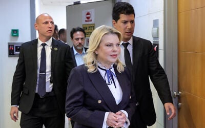 Sara Netanyahu (devant) arrive pour une audience avec son mari (invisible) au tribunal de première instance de Rishon Lezion le 23 janvier 2023. (Crédit : Abir Sultan/Pool/AFP)