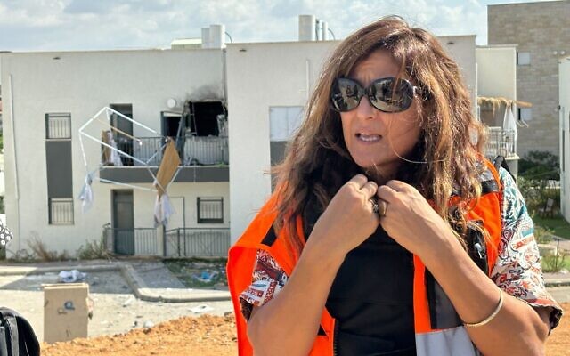 Ayelet Shmuel, près d'une maison touchée la semaine dernière par une roquette du Hamas, à Sderot le 15 octobre 2023 (Crédit : Carrie Keller-Lynn/Times of Israel)