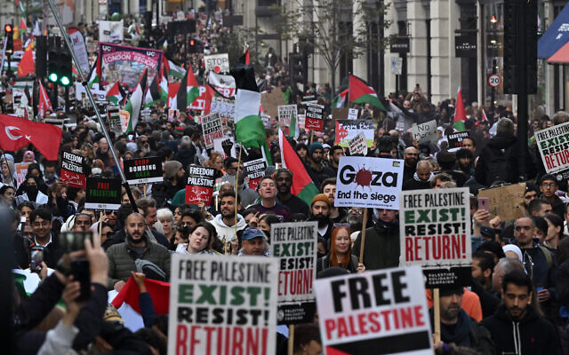Des personnes marchent sur Regent Street alors qu'elles participent à une "Marche pour la Palestine" à Londres le 14 octobre 2023. (Crédit : Justin Tallis/AFP)