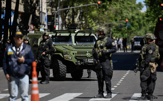 Des policiers montent la garde sur l'avenue Mayo à Buenos Aires après que l'ambassade d'Israël ait reçu une alerte à la bombe, le 18 octobre 2023 (Crédit : Luis ROBAYO / AFP) Des policiers montent la garde sur l'avenue Mayo à Buenos Aires après que l'ambassade d'Israël ait reçu une alerte à la bombe, le 18 octobre 2023 (Crédit : Luis ROBAYO / AFP)