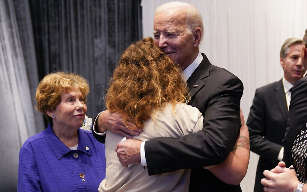 Le président américain Joe Biden rencontre les proches des victimes et les premiers intervenants qui ont été directement touchés par les attaques du Hamas, à Tel Aviv, le mercredi 18 octobre 2023. (Crédit : Evan Vucci/AP)