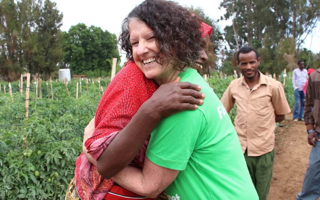 Shoshan Haran serrant une agricultrice éthiopienne dans ses bras. (Crédit : Fair Planet)