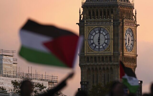 Des manifestants soutenant les Palestiniens dans la guerre entre Israël et le Hamas agitent des drapeaux lors d'une manifestation pro-palestinienne, à Londres, le 14 octobre 2023. (Crédit : Kin Cheung/AP) Des manifestants soutenant les Palestiniens dans la guerre entre Israël et le Hamas agitent des drapeaux lors d'une manifestation pro-palestinienne, à Londres, le 14 octobre 2023. (Crédit : Kin Cheung/AP)