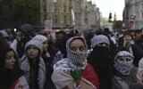 Des femmes participant à une manifestation pro-palestinienne dans le cadre de la guerre entre Israël et le Hamas, à Londres, le 14 octobre 2023. (Crédit : Kin Cheung/AP Photo)