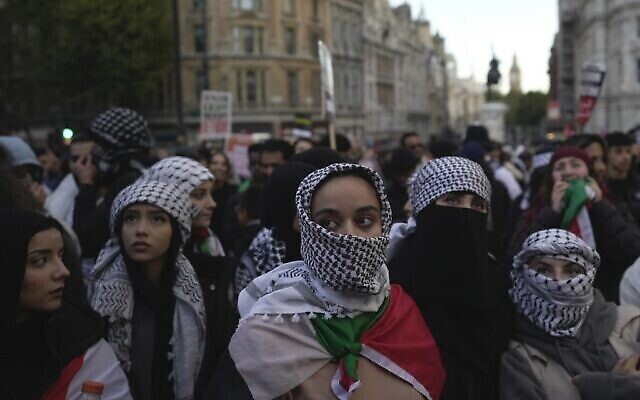 Des femmes participant à une manifestation pro-palestinienne dans le cadre de la guerre entre Israël et le Hamas, à Londres, le 14 octobre 2023. (Crédit : Kin Cheung/AP Photo) Des femmes participant à une manifestation pro-palestinienne dans le cadre de la guerre entre Israël et le Hamas, à Londres, le 14 octobre 2023. (Crédit : Kin Cheung/AP Photo)