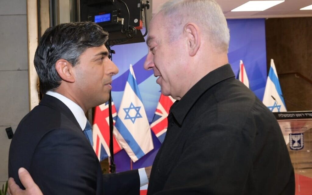 Le Premier ministre Benjamin Netanyahu (R) rencontre le Premier ministre britannique Rishi Sunak à Jérusalem le 19 octobre 2023 (Crédit : Amos Ben Gershom/GPO)