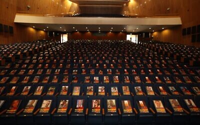 Photos de plus de 1 000 personnes enlevées, disparues ou tuées lors de l'assaut du Hamas sur le sud d'Israël présentées lors d'une exposition temporaire dans l'auditorium Smolarz de l'Université de Tel Aviv, le 19 octobre 2023. (Crédit : Chen Galili)