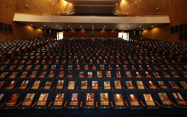 Photos de plus de 1 000 personnes enlevées, disparues ou tuées lors de l'assaut du Hamas sur le sud d'Israël présentées lors d'une exposition temporaire dans l'auditorium Smolarz de l'Université de Tel Aviv, le 19 octobre 2023. (Crédit : Chen Galili) Photos de plus de 1 000 personnes enlevées, disparues ou tuées lors de l'assaut du Hamas sur le sud d'Israël présentées lors d'une exposition temporaire dans l'auditorium Smolarz de l'Université de Tel Aviv, le 19 octobre 2023. (Crédit : Chen Galili)