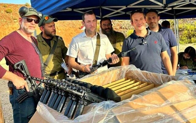 Le chef du Conseil de Samarie, Yossi Dagan, aide à distribuer des fusils d'assaut aux escouades de sécurité civiles dans les implantations du nord de la Cisjordanie, le 22 octobre 2023. (Crédit : Roi Hadi) Le chef du Conseil de Samarie, Yossi Dagan, aide à distribuer des fusils d'assaut aux escouades de sécurité civiles dans les implantations du nord de la Cisjordanie, le 22 octobre 2023. (Crédit : Roi Hadi)
