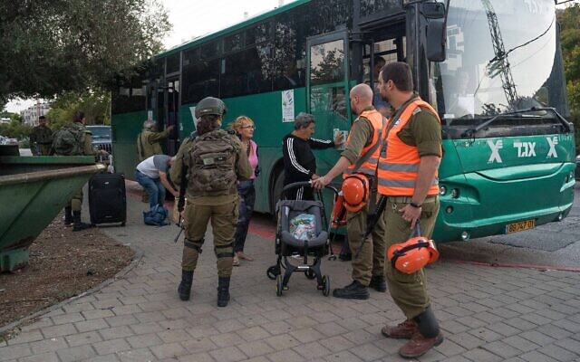Les habitants de Kiryat Shmona sont évacués de la ville, le 20 octobre 2023. (Crédit : Ayal Margolin/Flash90) Les habitants de Kiryat Shmona sont évacués de la ville, le 20 octobre 2023. (Crédit : Ayal Margolin/Flash90)