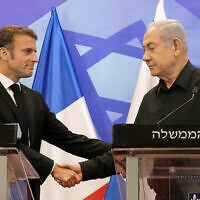 Le Premier ministre Benjamin Netanyahu (à droite), serrant la main du président français Emmanuel Macron lors d'une conférence de presse conjointe, à Jérusalem, le 24 octobre 2023. (Crédit : Christophe Ena/AFP)