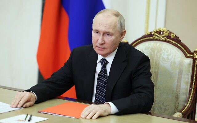 Cette photo distribuée par l'agence publique russe Sputnik montre le président russe Vladimir Poutine présidant une réunion du Conseil de sécurité par liaison vidéo à Moscou, le 20 octobre 2023. (Crédit : Gavriil GRIGOROV/AFP)