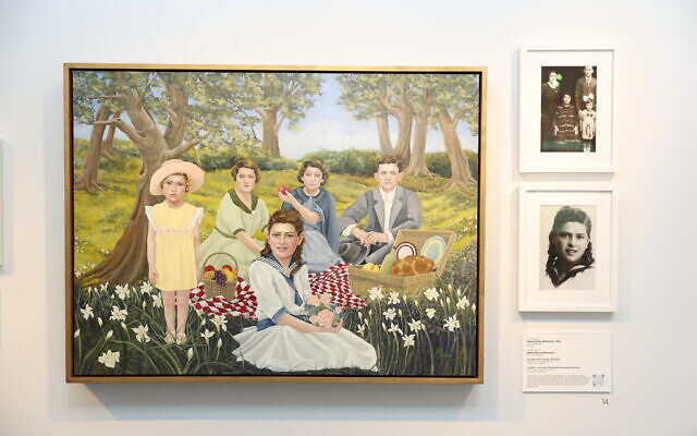 Dans cette peinture de l'artiste Lauren Bergman exposée dans le cadre de l'exposition " Lives Eliminated, Dreams Illuminated ", Lusia Rosenzweig Milch, survivante de l'Holocauste, pique-nique en famille le jour de Rosh HaShana. (Crédit : Fondation David M. Milch