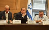Le ministre de l'Économie Nir Barkat (au milieu) s'exprime lors de la réunion du comité de l'économie de la Knesset, le 25 octobre 2023. (Autorisation)