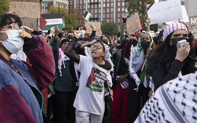 Rassemblement de partisans palestiniens à une manifestation à l'université de Columbia, le 12 octobre 2023, à New York. (Crédit : Yuki Iwamura/AP)