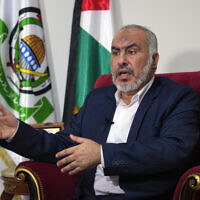 Ghazi Hamad, membre du bureau politique du Hamas, lors d'une interview accordée à l'Associated Press, à Beyrouth, au Liban, le 26 octobre 2023. (Crédit : Bilal Hussein/AP)