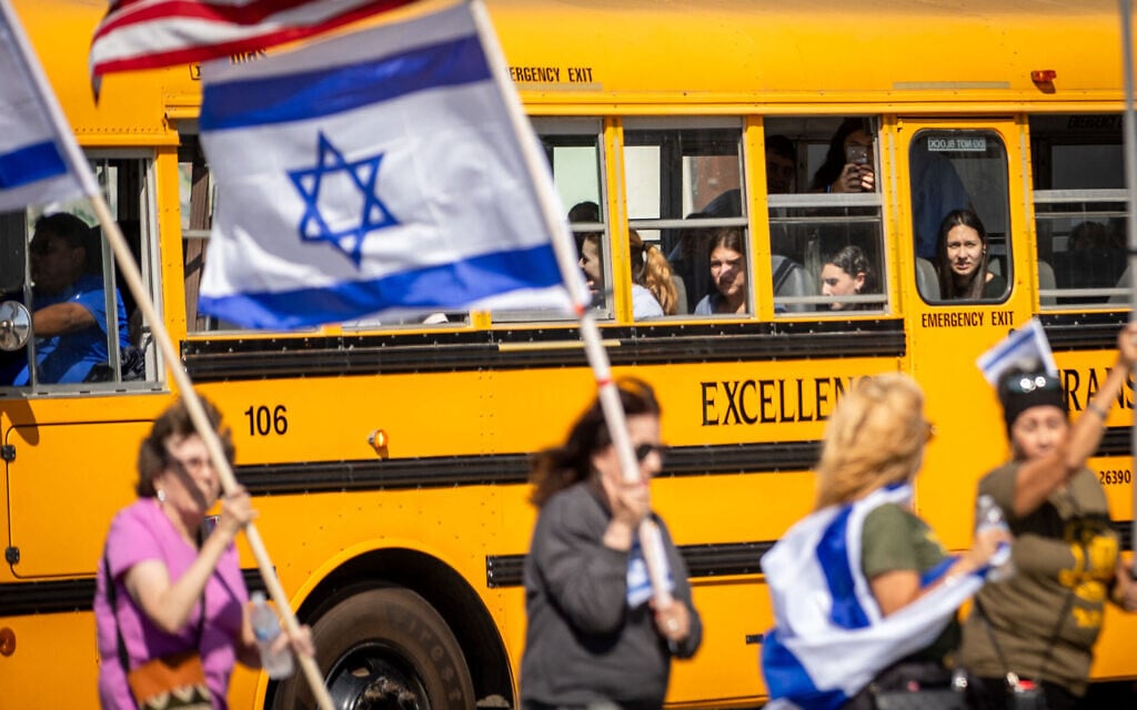 Des enfants regardent par la fenêtre d'un bus scolaire alors que des manifestants participent à un rassemblement de solidarité avec Israël le 10 octobre 2023 à Los Angeles, en Californie. (Crédit : Ethan Swope / GETTY IMAGES NORTH AMERICA / Getty Images via AFP) Des enfants regardent par la fenêtre d'un bus scolaire alors que des manifestants participent à un rassemblement de solidarité avec Israël le 10 octobre 2023 à Los Angeles, en Californie. (Crédit : Ethan Swope / GETTY IMAGES NORTH AMERICA / Getty Images via AFP)