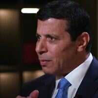 Mohammad Dahlane lors d'une interview télévisée le 18 mars 2021 (Crédit : Capture d'écran vidéo)