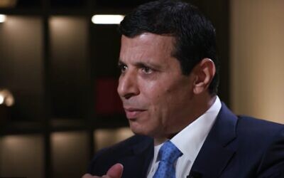 Mohammad Dahlane lors d'une interview télévisée le 18 mars 2021 (Crédit : Capture d'écran vidéo)