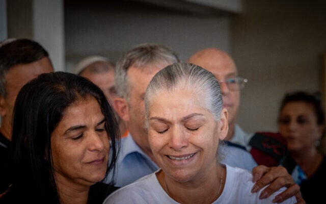 Margalit Megidish, mère de la soldate de Tsahal Ori Megidish qui a été libérée des griffes du Hamas dans la bande de Gaza, parle à la presse devant son domicile à Kiryat Gat, le 31 octobre 2023 (Crédit : Yonatan Sindel/Flash90) Margalit Megidish, mère de la soldate de Tsahal Ori Megidish qui a été libérée des griffes du Hamas dans la bande de Gaza, parle à la presse devant son domicile à Kiryat Gat, le 31 octobre 2023 (Crédit : Yonatan Sindel/Flash90)