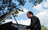 Le pianiste et compositeur turc Fazil Say donne un concert contre la déforestation près de la ville de Kirazli dans la province turque de Canakkale, dans le nord-ouest de la Turquie, le 18 août 2019. (Crédit : Yasin AKGUL / AFP)