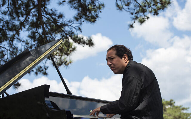 Le pianiste et compositeur turc Fazil Say donne un concert contre la déforestation près de la ville de Kirazli dans la province turque de Canakkale, dans le nord-ouest de la Turquie, le 18 août 2019. (Crédit : Yasin AKGUL / AFP) Le pianiste et compositeur turc Fazil Say donne un concert contre la déforestation près de la ville de Kirazli dans la province turque de Canakkale, dans le nord-ouest de la Turquie, le 18 août 2019. (Crédit : Yasin AKGUL / AFP)