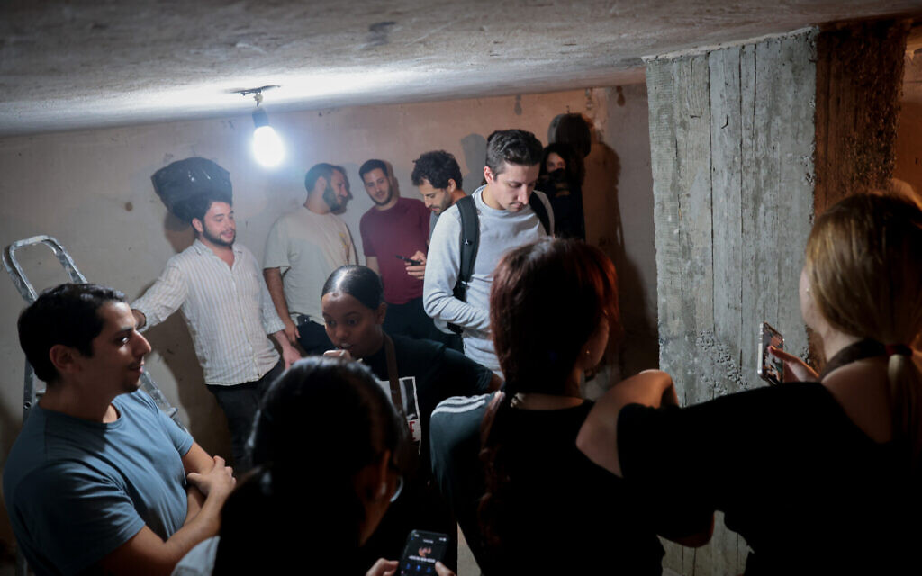 Des Israéliens dans un abri anti-aérien alors que des roquettes sont tirées vers Tel Aviv, le 16 octobre 2023. (Crédit : Noam Revkin Fenton / Flash90) Des Israéliens dans un abri anti-aérien alors que des roquettes sont tirées vers Tel Aviv, le 16 octobre 2023. (Crédit : Noam Revkin Fenton / Flash90)