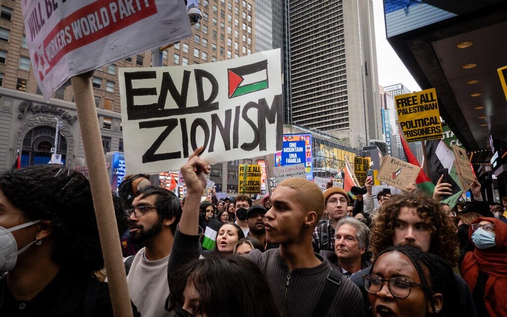 Des manifestants anti-Israël protestant contre l'existence d'Israël à la suite des atrocités commises par le Hamas le 7 octobre et avant le lancement d'une opération militaire par Israël dans la bande de Gaza, à New York, le 8 octobre 2023. (Crédit : Luke Tress/Times of Israel)