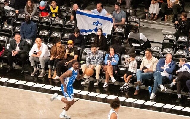 Des supporters israéliens lors d'un match entre les Brooklyn Nets et l'équipe israélienne Maccabi Raanana, au Barclays Center de Brooklyn, le 12 octobre 2023. (Crédit : Luke Tress/JTA)