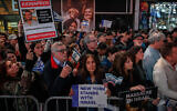 Un rassemblement pour la libération d'otages détenus par le groupe terroriste du Hamas à Gaza, à Times Square, à New York, le 19 octobre 2023. (Crédit : Ed Jones / AFP)
