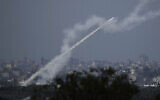 Des roquettes tirées vers Israël depuis la bande de Gaza, vue depuis le sud d'Israël, le 16 octobre 2023. (Crédit : AP Photo/Leo Correa)