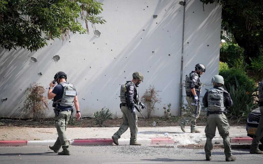 Les soldats patrouillent après qu’une roquette tirée depuis la bande de Gaza par des terroristes palestiniens a frappé la ville de Sderot, dans le sud d'Israël, le 12 octobre 2023. (Crédit : Erik Marmor/Flash90)