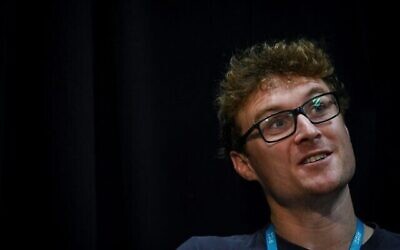 Le PDG et fondateur du Web Summit, Paddy Cosgrave, donnant une interview lors de la plus grande conférence technologique d'Europe, le Web Summit, à Lisbonne, le 2 novembre 2022. (Crédit : Patricia De Melo Moreira/AFP)