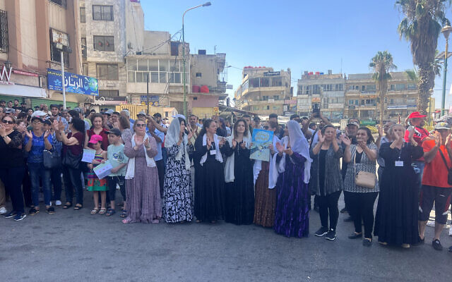 Des gens manifestent dans la ville de Soueida, dans le sud de la Syrie, le 1er septembre 2023. (Crédit : Sam HARIRI / AFP) Des gens manifestent dans la ville de Soueida, dans le sud de la Syrie, le 1er septembre 2023. (Crédit : Sam HARIRI / AFP)