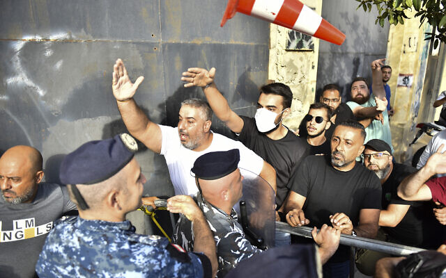 La police empêche des hommes d'intercepter une marche en soutien aux libertés dans la capitale de Beyrouth, le 30 septembre 2023. (Crédit : AFP) La police empêche des hommes d'intercepter une marche en soutien aux libertés dans la capitale de Beyrouth, le 30 septembre 2023. (Crédit : AFP)