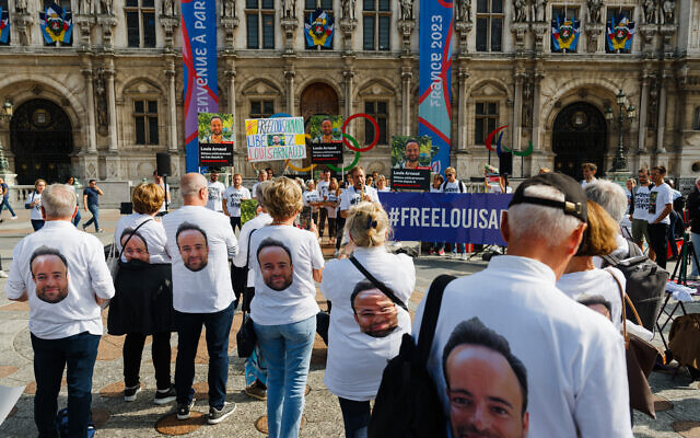 Des manifestants portent des tee-shirts avec la photographie de Louis Arnaud, ressortissant français détenu en Iran, pendant un rassemblement devant l'hôtel de ville de Paris pour demander sa libération, le 30 septembre 2023. (Crédit : Dimitar Dilkoff/AFP) Des manifestants portent des tee-shirts avec la photographie de Louis Arnaud, ressortissant français détenu en Iran, pendant un rassemblement devant l'hôtel de ville de Paris pour demander sa libération, le 30 septembre 2023. (Crédit : Dimitar Dilkoff/AFP)