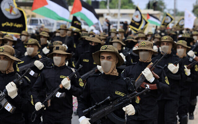 Des Palestiniens armés appartenant au Jihad islamique participent à un défilé militaire pour le 36e anniversaire de la fondation du mouvement dans la ville de Gaza, le 4 octobre 2023. (Crédit : Mahmud Hams/AFP) Des Palestiniens armés appartenant au Jihad islamique participent à un défilé militaire pour le 36e anniversaire de la fondation du mouvement dans la ville de Gaza, le 4 octobre 2023. (Crédit : Mahmud Hams/AFP)