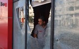 Un Palestinien inspectant les dégâts causés à un magasin après une attaque nocturne des résidents d'implantations israéliens, dans la ville de Huwara, en Cisjordanie, le 6 octobre 2023. (Crédit : Jaafar Ashtiyeh/AFP)