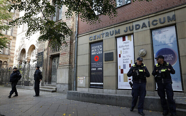 Les policiers devant la Nouvelle synagogue et le Centrum Judaicum de Berlin, le 8 octobre 2023. (Crédit : Odd ANDERSEN / AFP)