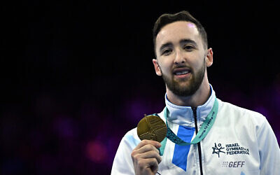 L'Israélien Artem Dolgopyat célébrant sa médaille d'or sur le podium après la finale du sol masculin lors des 52e Championnats du monde de gymnastique artistique de la FIG, à Anvers, dans le nord de la Belgique, le 7 octobre 2023. (Crédit : Lionel Bonaventure/AFP)