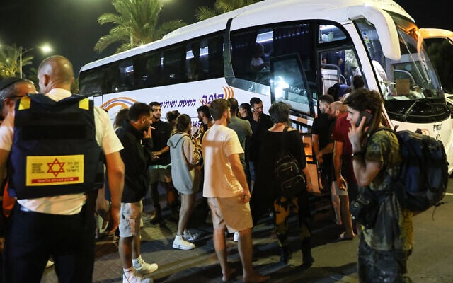 Des habitants de la ville de Netivot, dans le sud d'Israël, à la frontière de la bande de Gaza, attendent près d'un bus avant d'être évacués vers le centre d'Israël, le 7 octobre 2023. (Crédit : GIL COHEN-MAGEN / AFP) Des habitants de la ville de Netivot, dans le sud d'Israël, à la frontière de la bande de Gaza, attendent près d'un bus avant d'être évacués vers le centre d'Israël, le 7 octobre 2023. (Crédit : GIL COHEN-MAGEN / AFP)